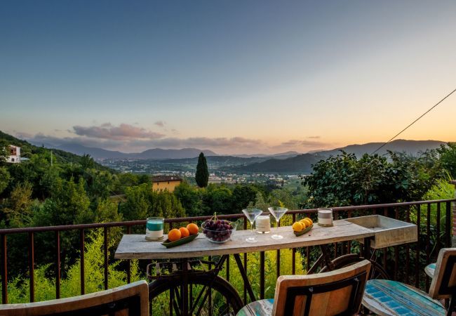 Villa a Lucca - Villa Alice, panoramic stone farmhouse to sleep 10 with pool in Lucca