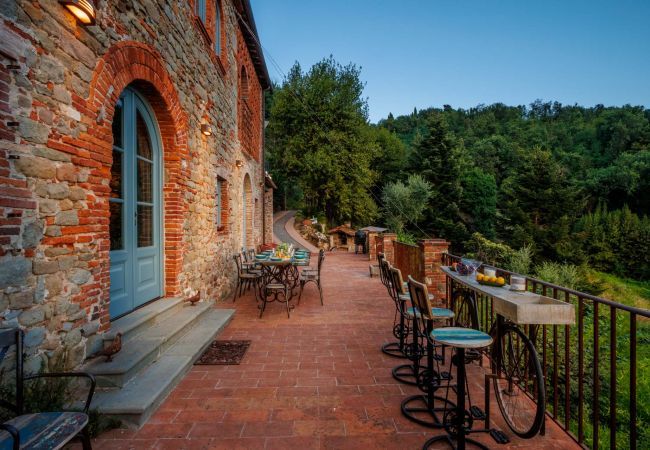 Villa a Lucca - Villa Alice, panoramic stone farmhouse to sleep 10 with pool in Lucca