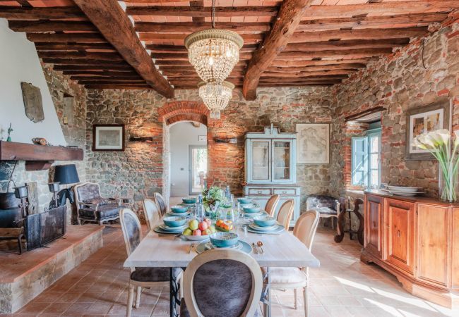 Villa a Lucca - Villa Alice, panoramic stone farmhouse to sleep 10 with pool in Lucca