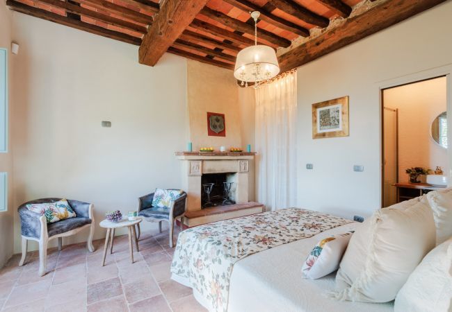 Villa a Lucca - Villa Alice, panoramic stone farmhouse to sleep 10 with pool in Lucca