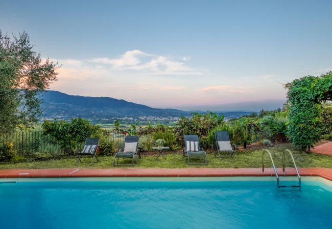 Villa a Lucca - Villa Debby, 2 bedrooms Farmhouse with Pool on the Hills of Lucca