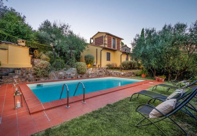 Villa a Lucca - Villa Debby, 2 bedrooms Farmhouse with Pool on the Hills of Lucca