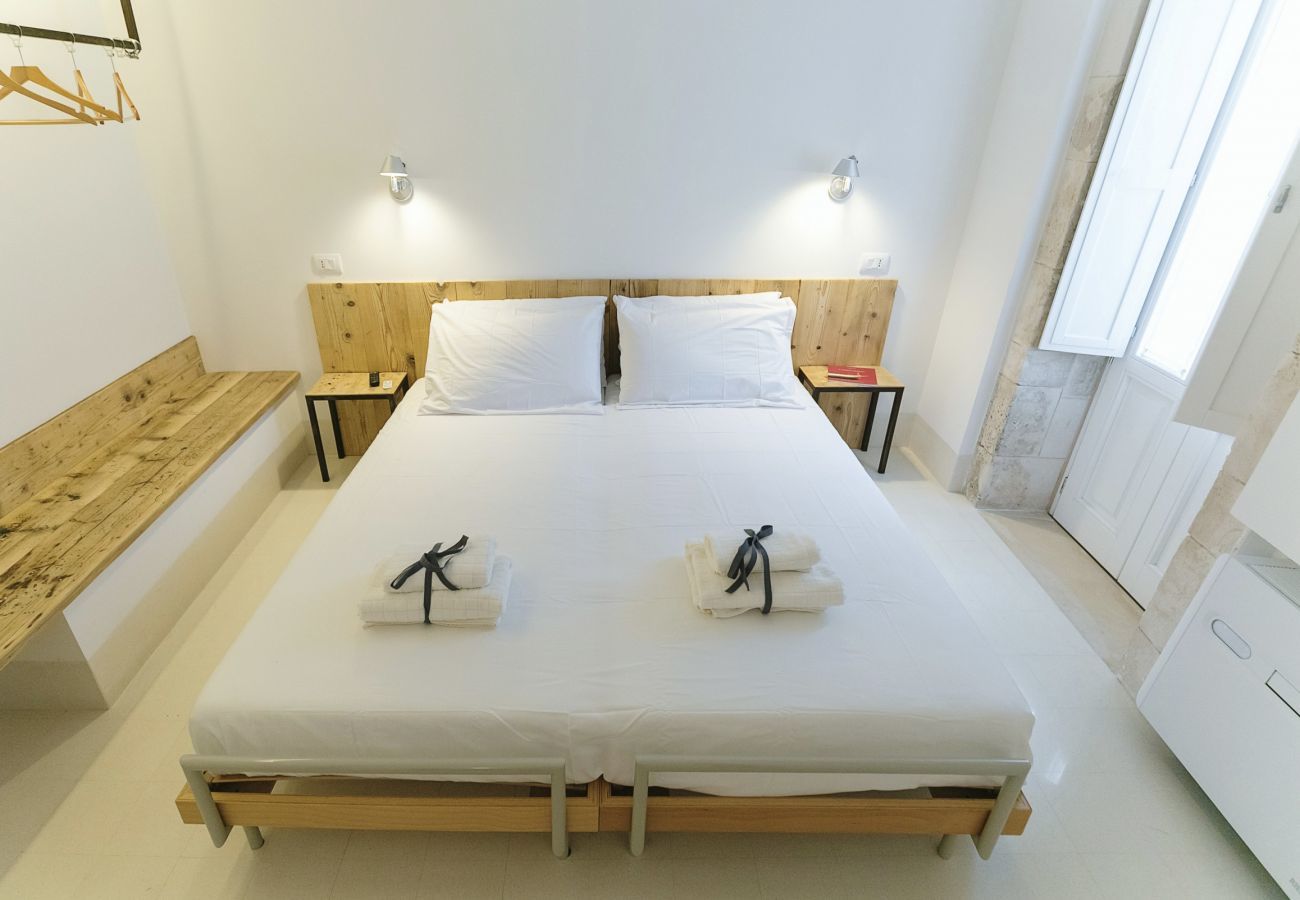 Appartamento a Siracusa -  Dione  design apartments, due camere  da letto e terrazzo by Dimore in Sicily