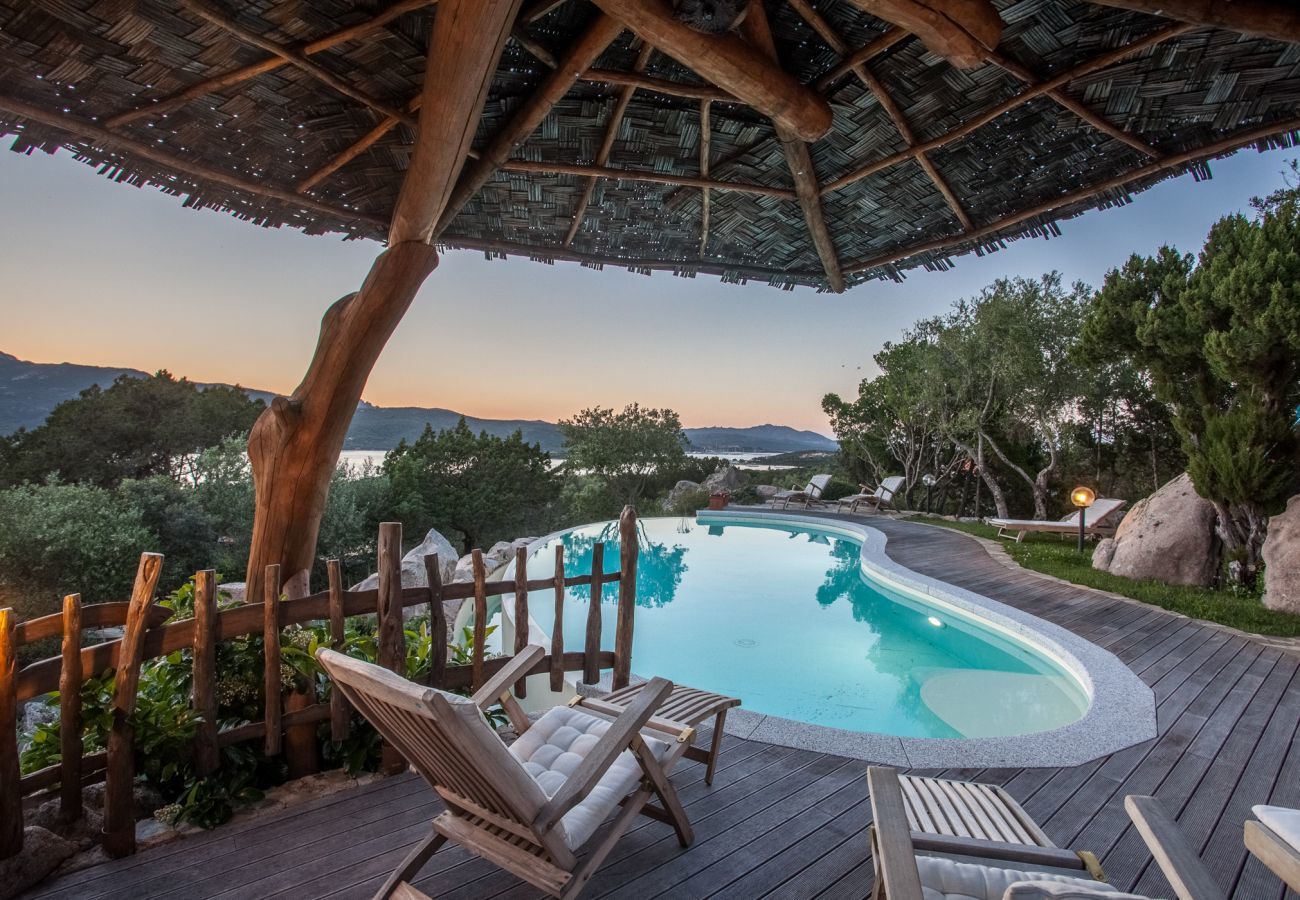 Villa a Porto Rotondo - Villa Sa Jaga: piscina a sfioro sul tramonto di Porto Rotondo | Klodge