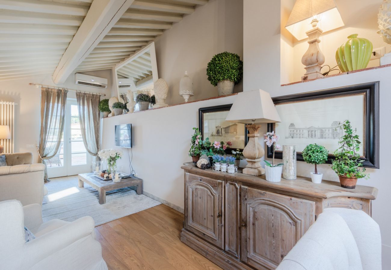 Appartamento a Lucca - Casa Laura, a Terrace above Lucca