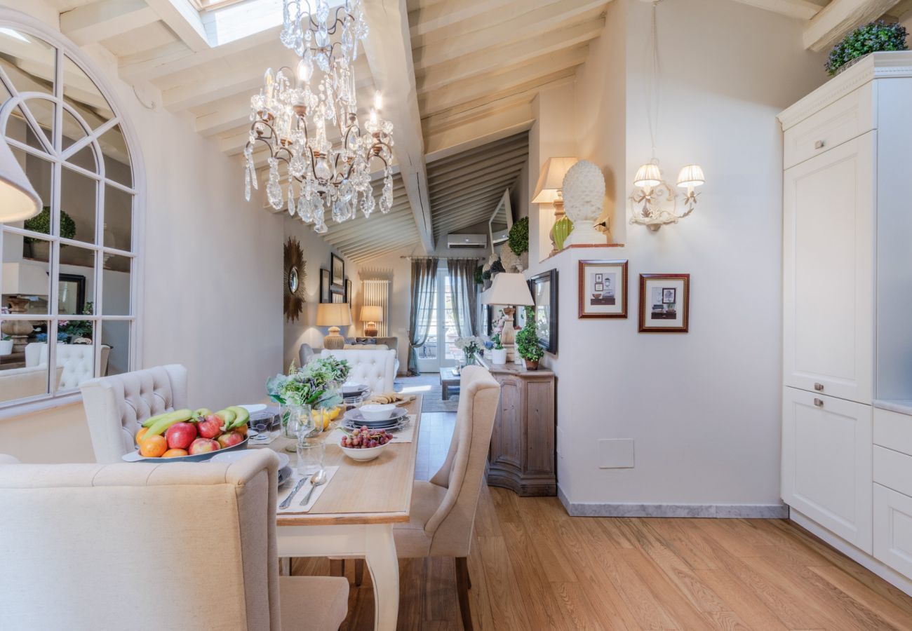 Appartamento a Lucca - Casa Laura, a Terrace above Lucca