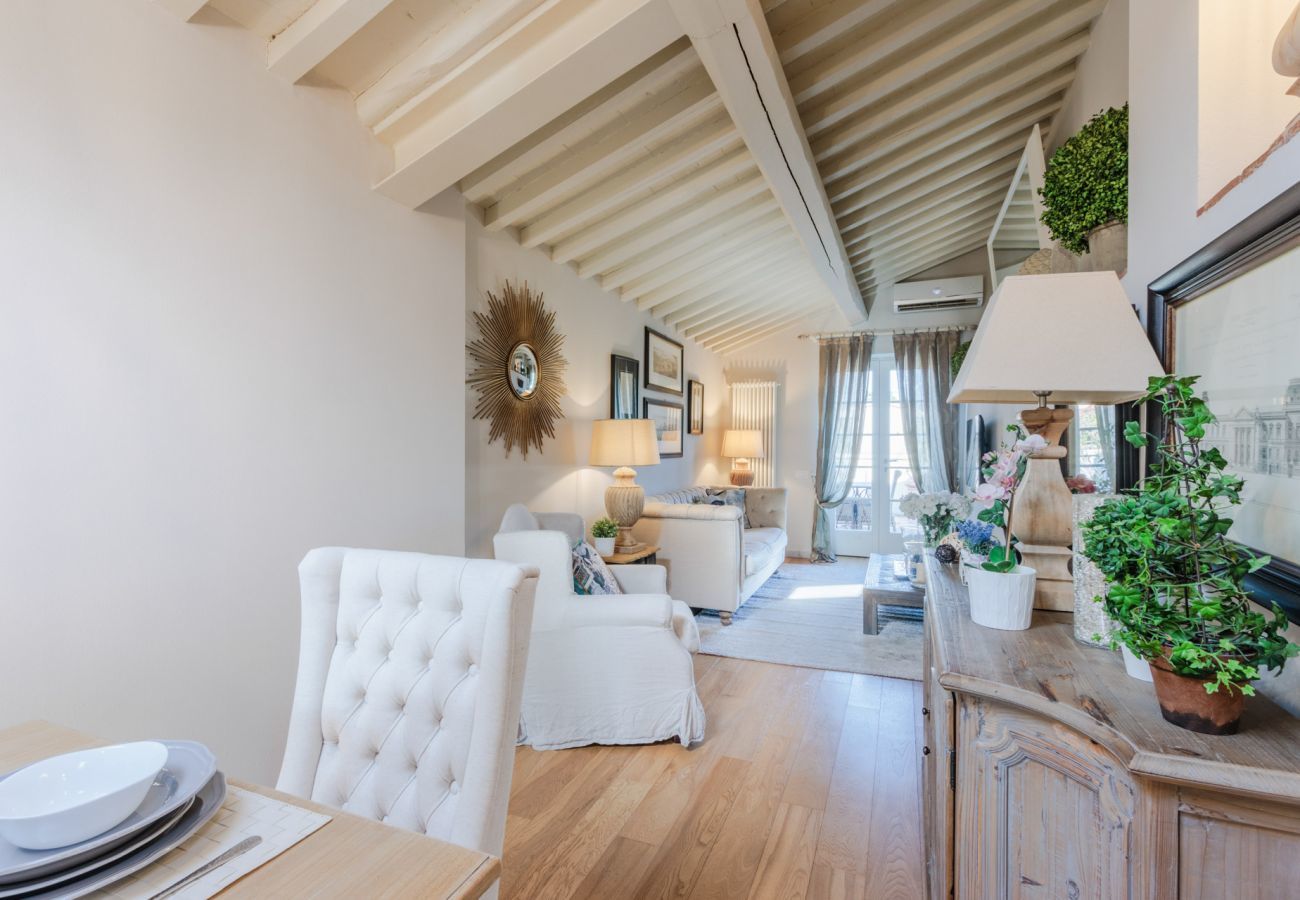 Appartamento a Lucca - Casa Laura, a Terrace above Lucca