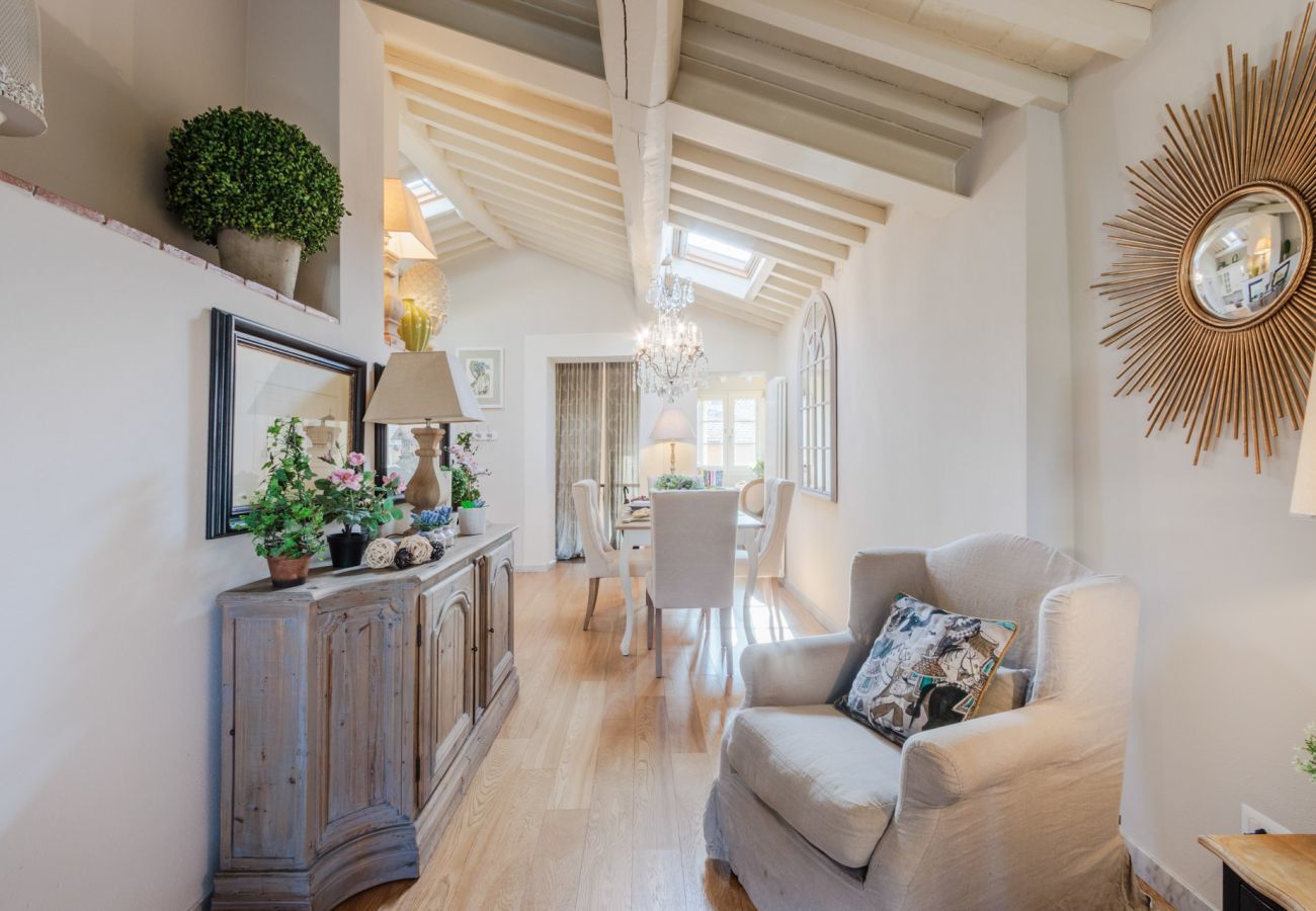 Appartamento a Lucca - Casa Laura, a Terrace above Lucca