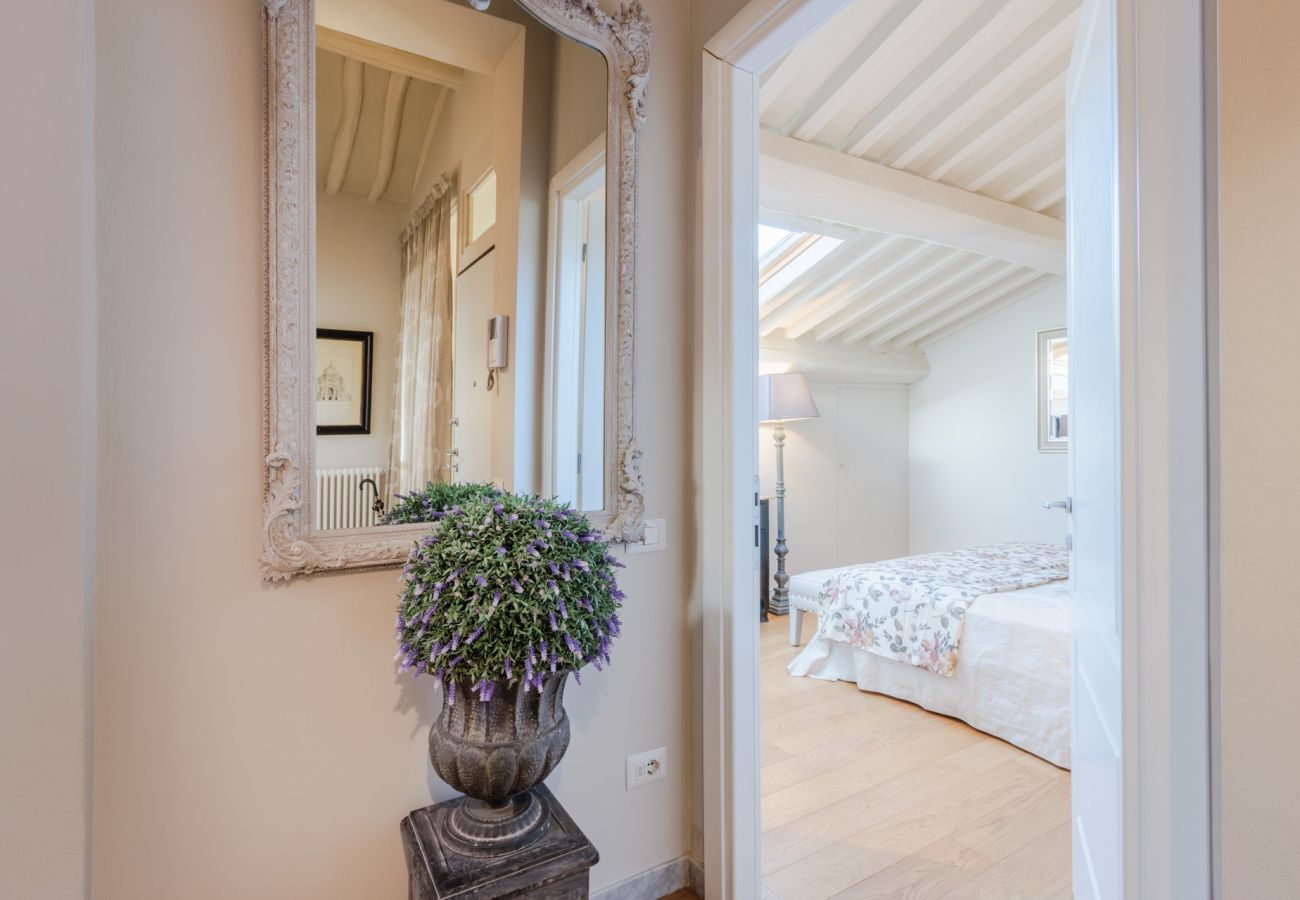Appartamento a Lucca - Casa Laura, a Terrace above Lucca