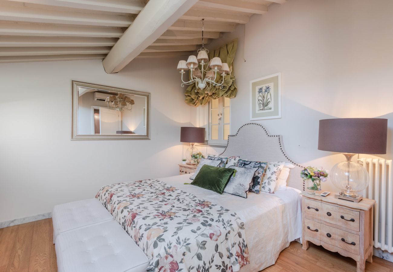 Appartamento a Lucca - Casa Laura, a Terrace above Lucca
