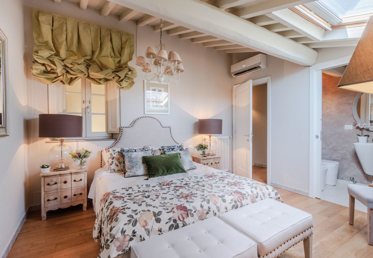 Appartamento a Lucca - Casa Laura, a Terrace above Lucca