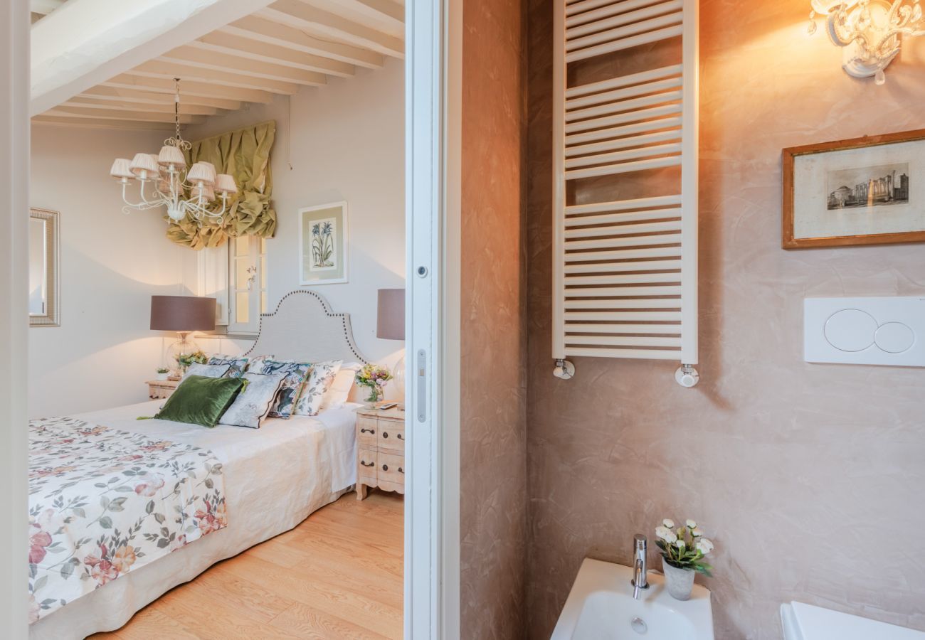 Appartamento a Lucca - Casa Laura, a Terrace above Lucca