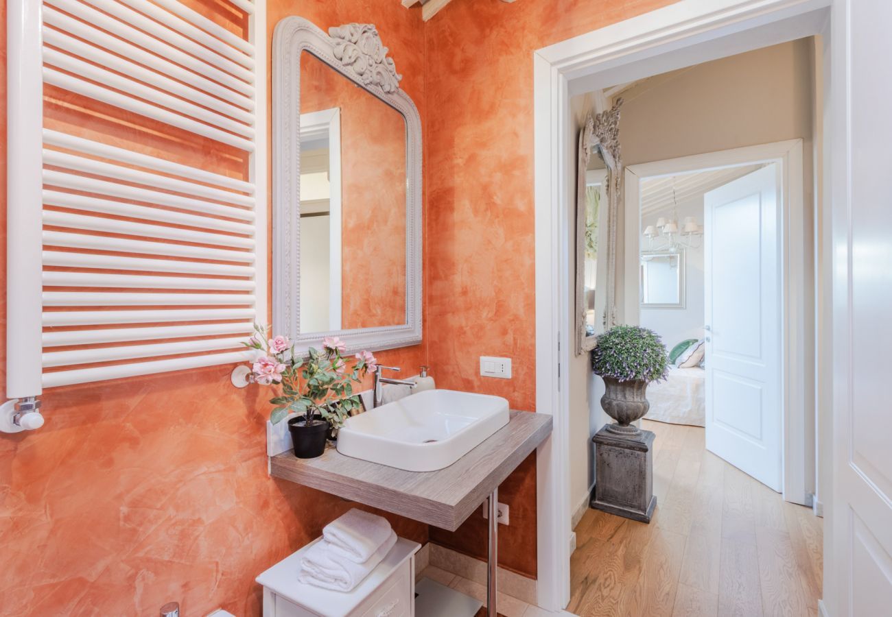 Appartamento a Lucca - Casa Laura, a Terrace above Lucca