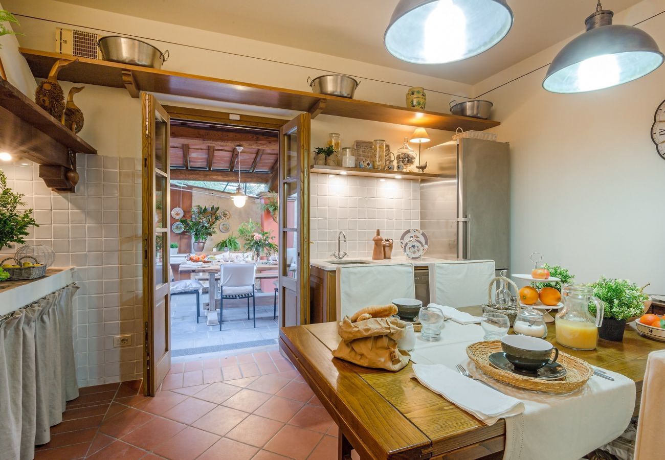 Villa a Lucca -  Panoramic 4 Bedrooms Farmhouse with Private Pool in Lucca close to Town Centre