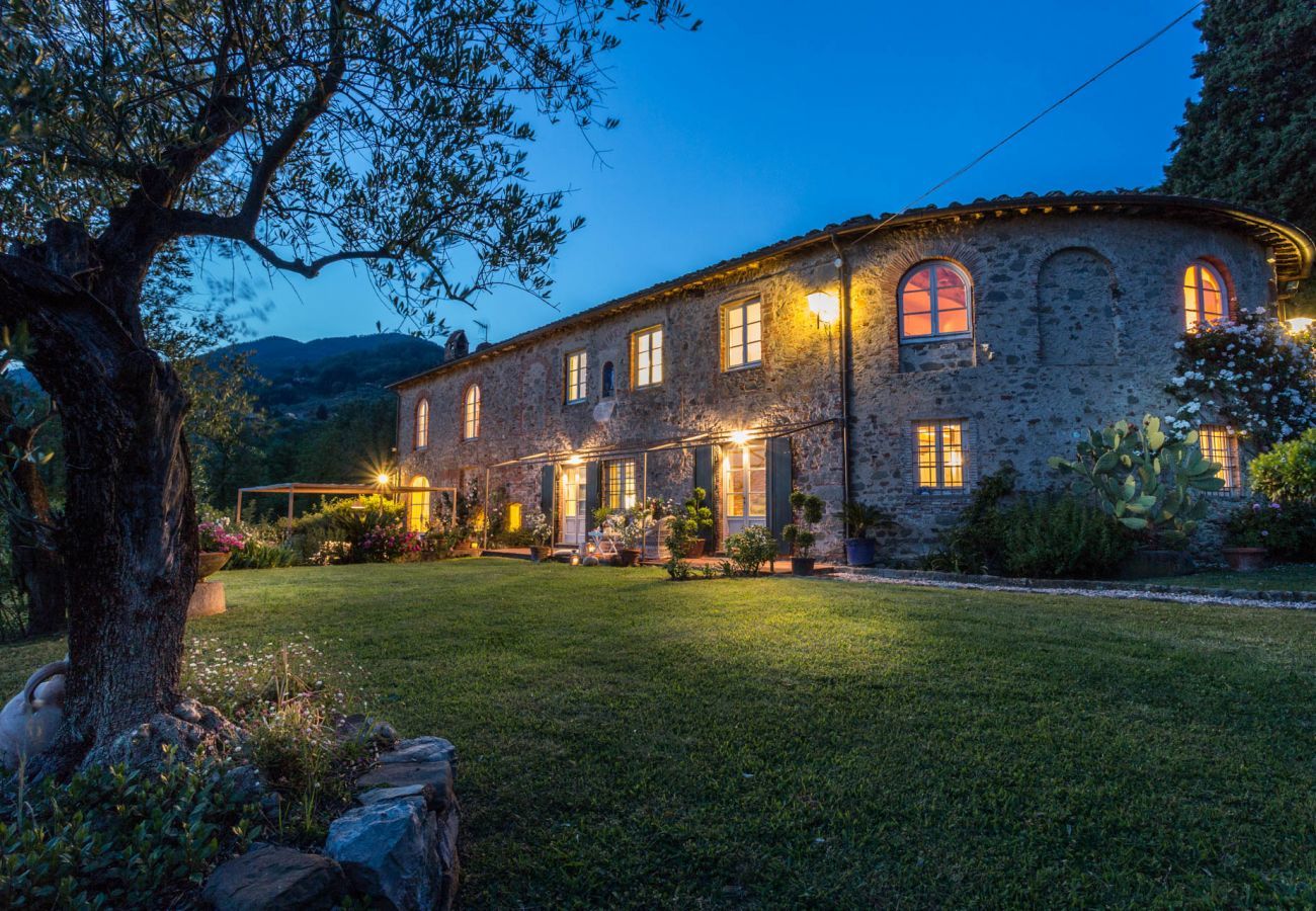 Villa a Capannori - 7 Bedrooms Luxury Farmhouse in LUCCA, Outdoor and Indoor Heated Swimming Pools