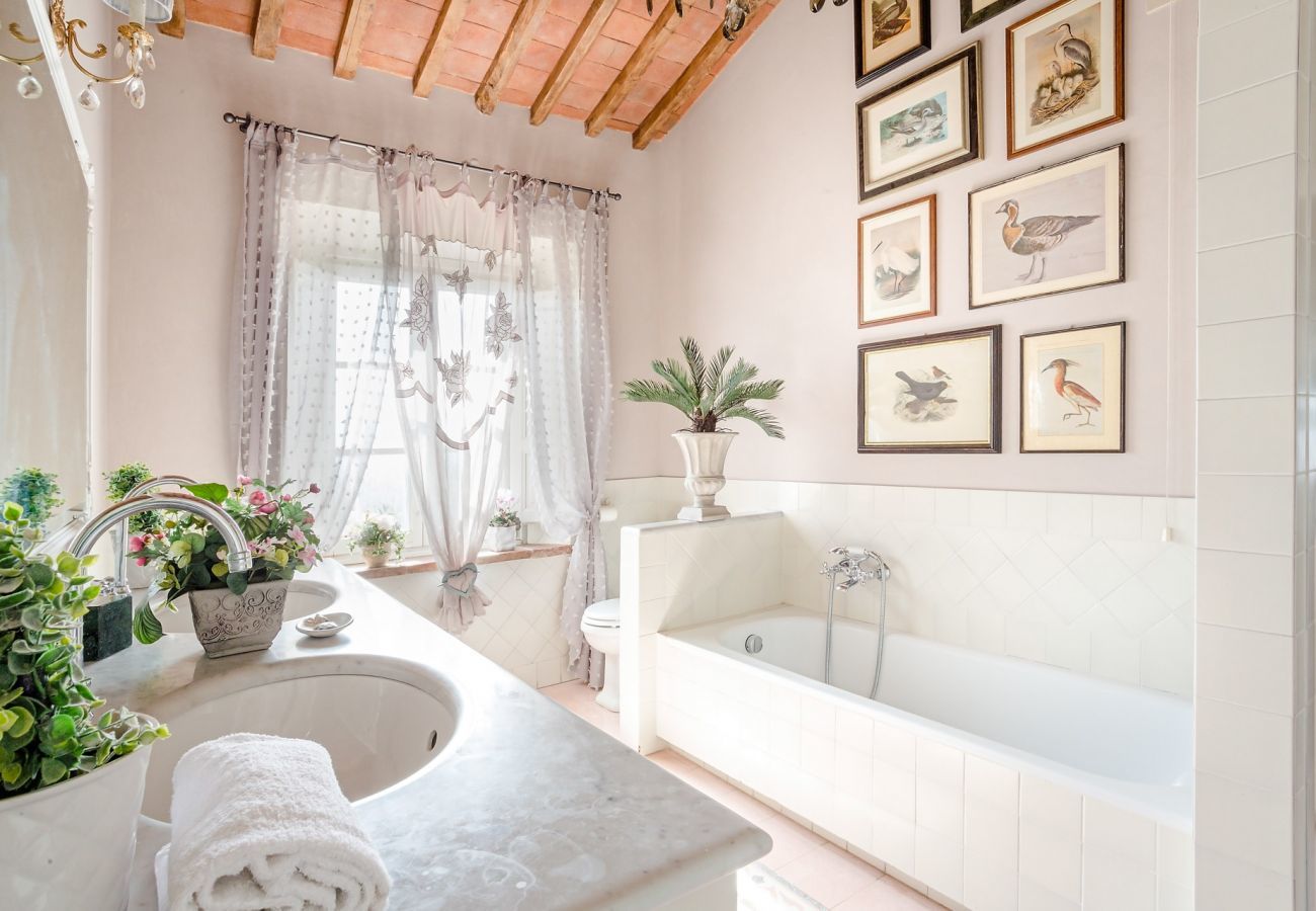 Villa a Capannori - 7 Bedrooms Luxury Farmhouse in LUCCA, Outdoor and Indoor Heated Swimming Pools