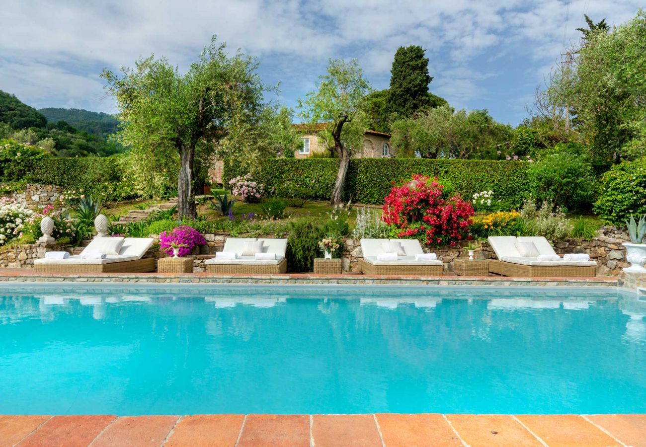 Villa a Capannori - 7 Bedrooms Luxury Farmhouse in LUCCA, Outdoor and Indoor Heated Swimming Pools