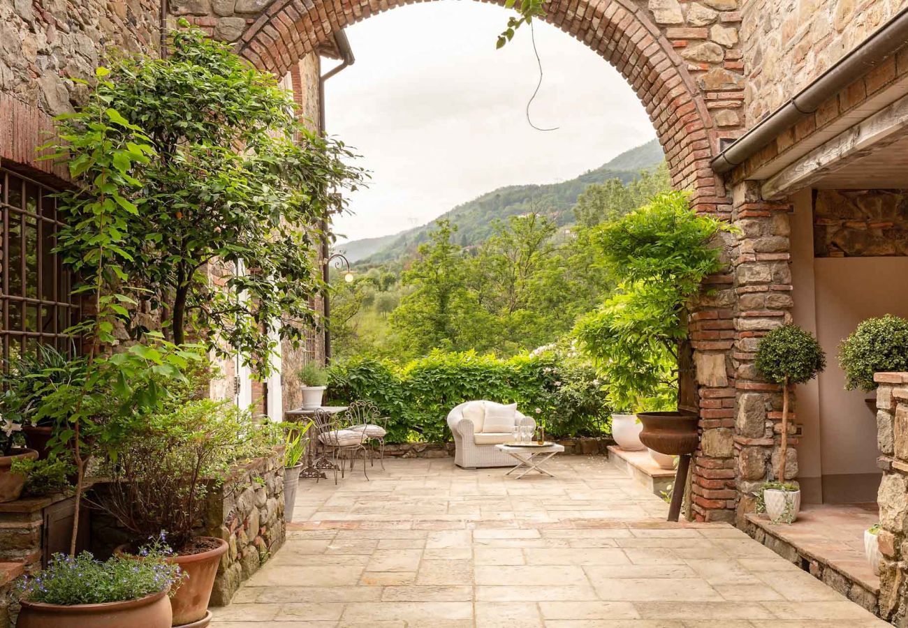 Villa a Capannori - 7 Bedrooms Luxury Farmhouse in LUCCA, Outdoor and Indoor Heated Swimming Pools