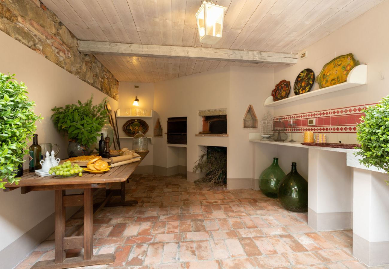 Villa a Capannori - 7 Bedrooms Luxury Farmhouse in LUCCA, Outdoor and Indoor Heated Swimming Pools