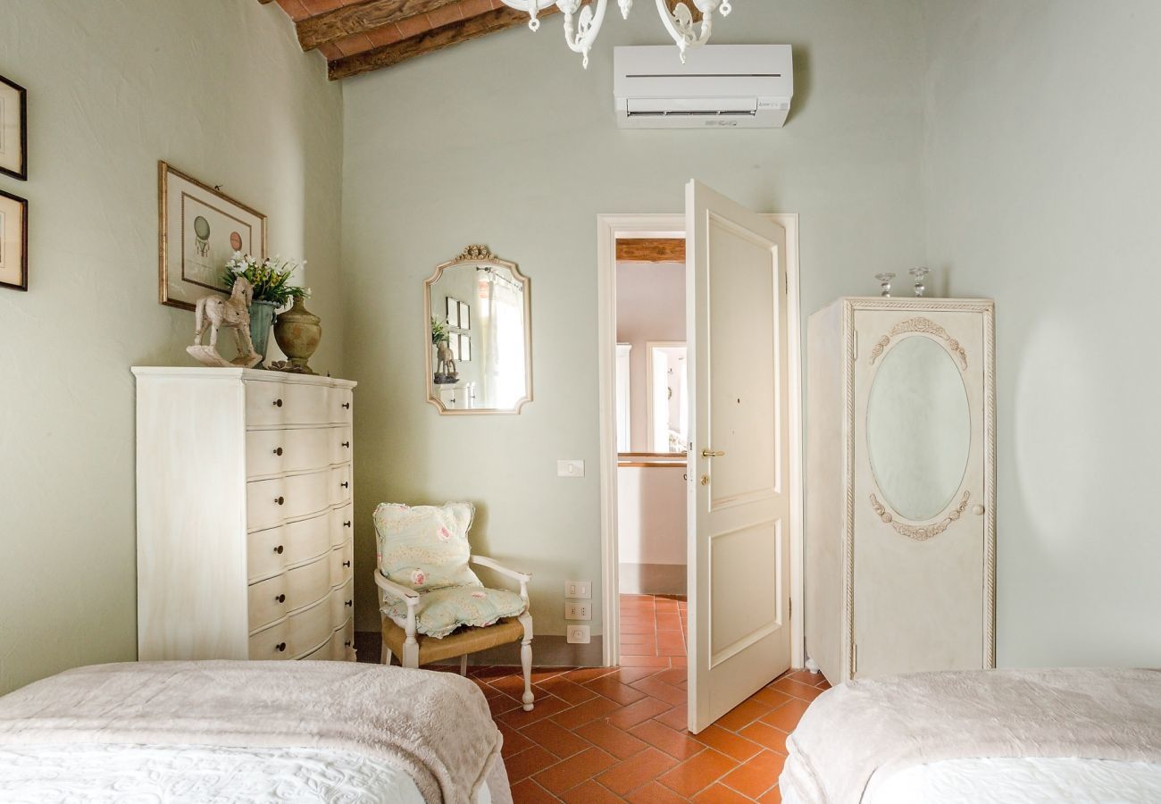 Villa a Capannori - 7 Bedrooms Luxury Farmhouse in LUCCA, Outdoor and Indoor Heated Swimming Pools