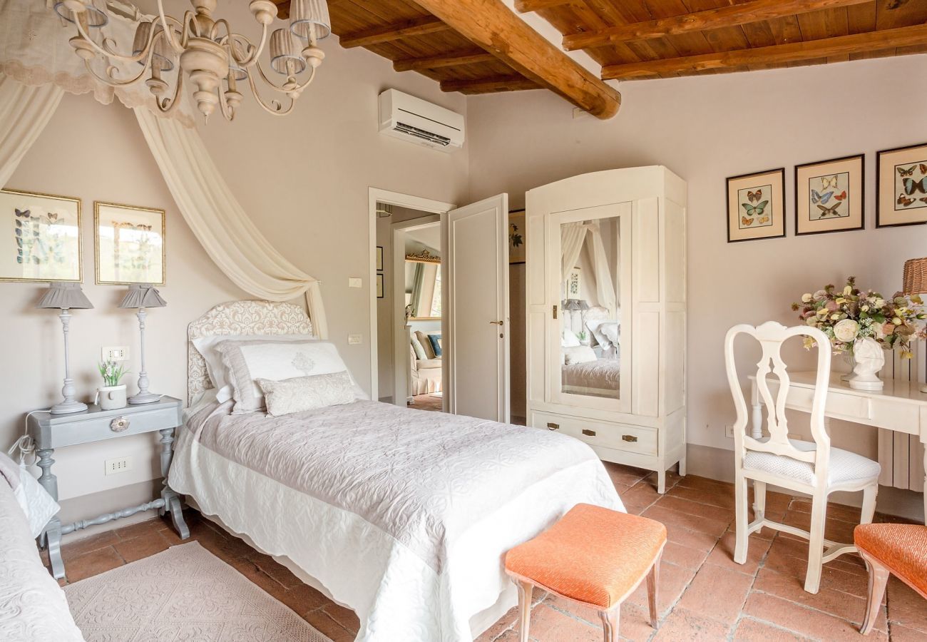 Villa a Capannori - 7 Bedrooms Luxury Farmhouse in LUCCA, Outdoor and Indoor Heated Swimming Pools