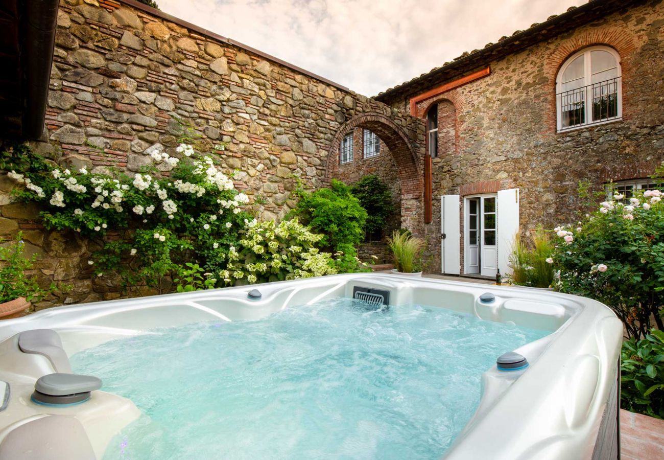 Villa a Capannori - 7 Bedrooms Luxury Farmhouse in LUCCA, Outdoor and Indoor Heated Swimming Pools