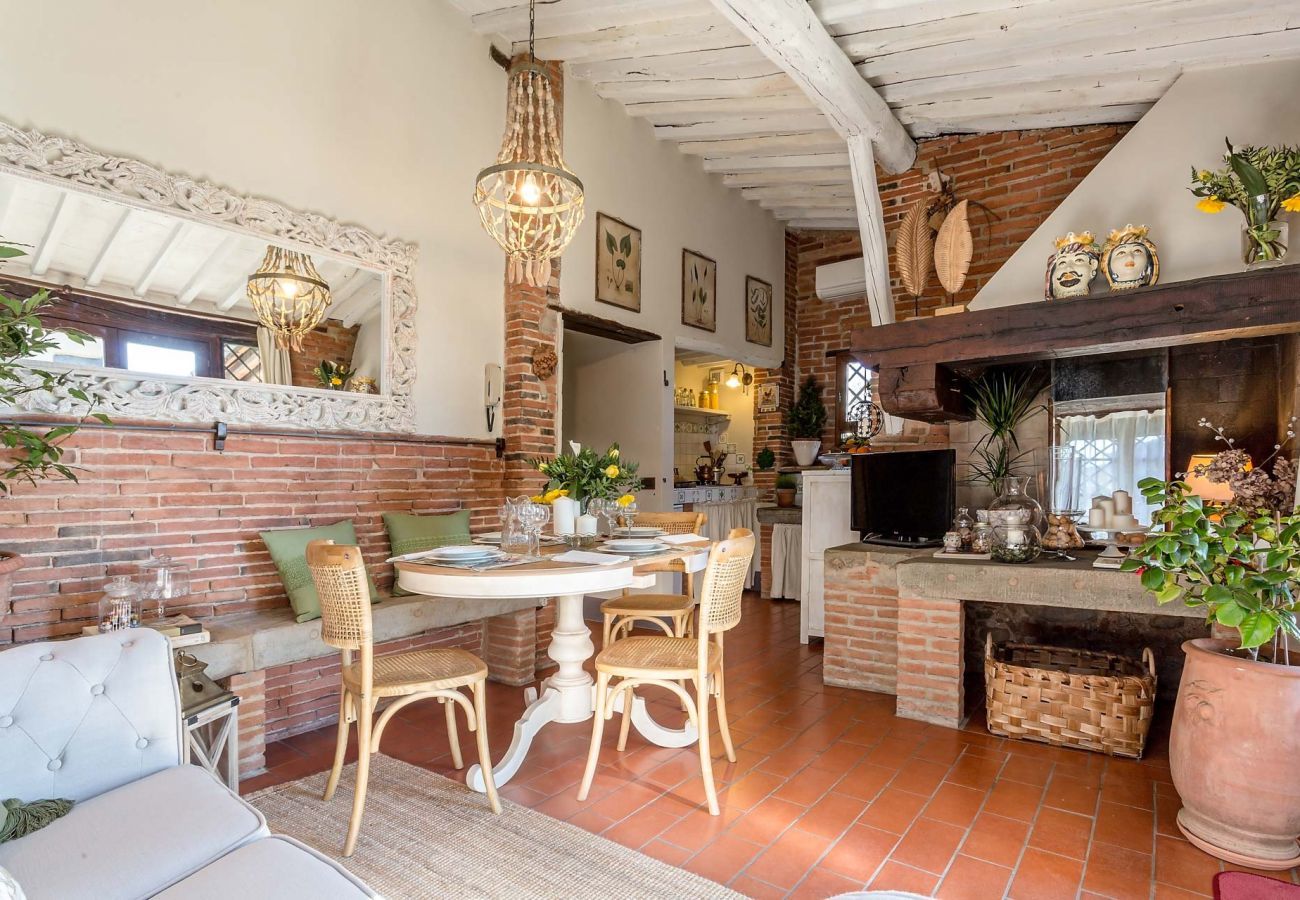 Villa a Uzzano - ROSYABATE COTTAGE with Private Garden and views between Lucca and Pistoia