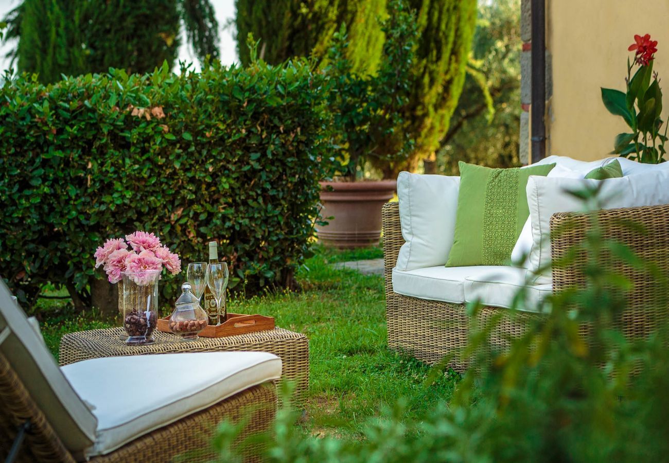 Villa a Uzzano - ROSYABATE COTTAGE with Private Garden and views between Lucca and Pistoia