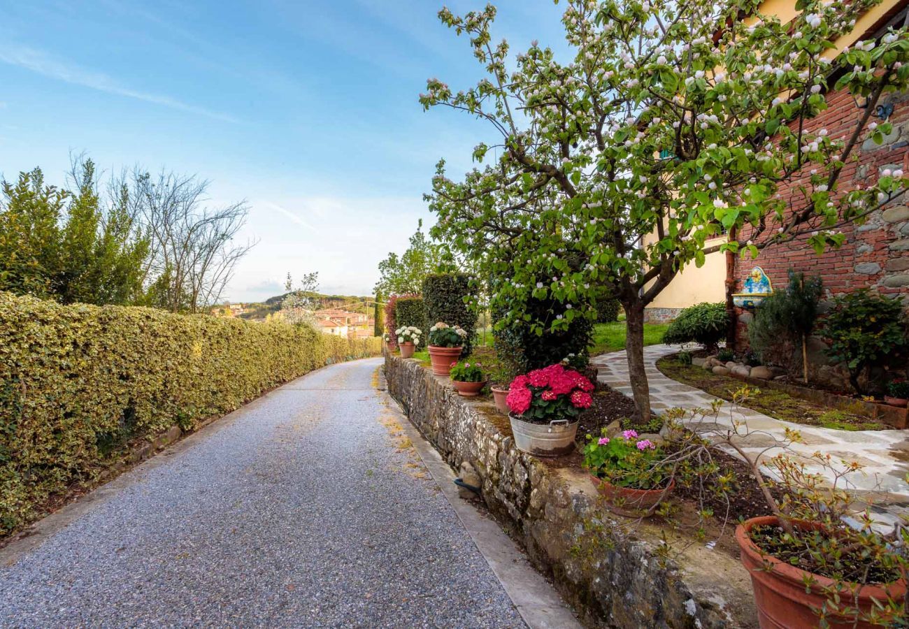 Villa a Uzzano - ROSYABATE COTTAGE with Private Garden and views between Lucca and Pistoia