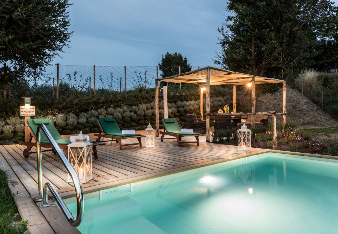 Villa a Monte San quirico - A Romantic Farmhouse with Pool in 10 mins walk away from the Walls of Lucca