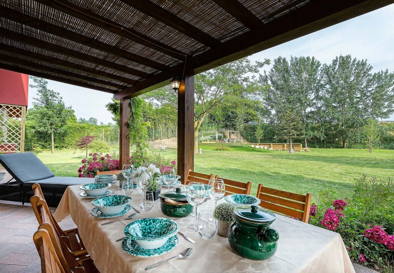 Villa a Monte San quirico - A Romantic Farmhouse with Pool in 10 mins walk away from the Walls of Lucca