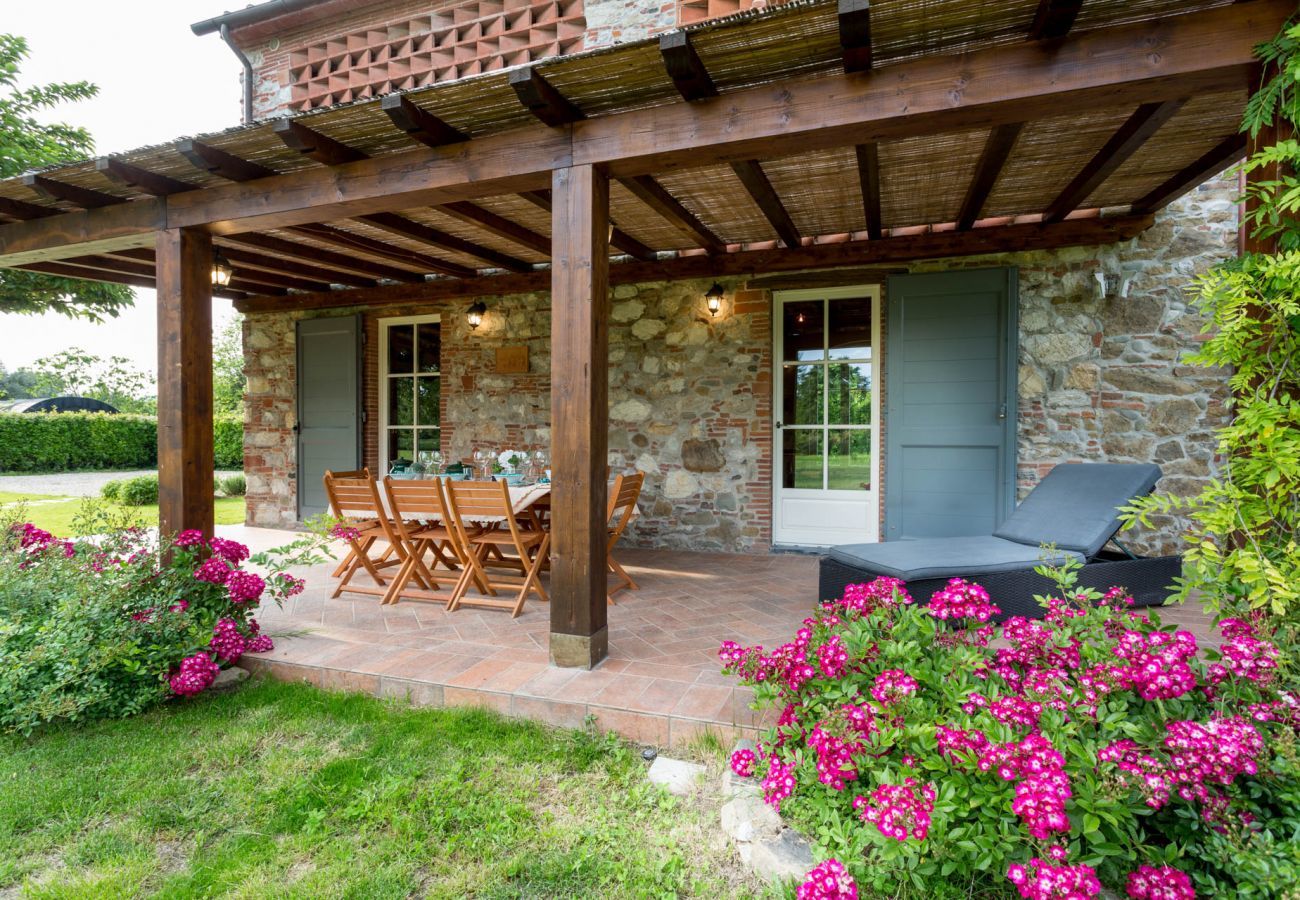 Villa a Monte San quirico - A Romantic Farmhouse with Pool in 10 mins walk away from the Walls of Lucca