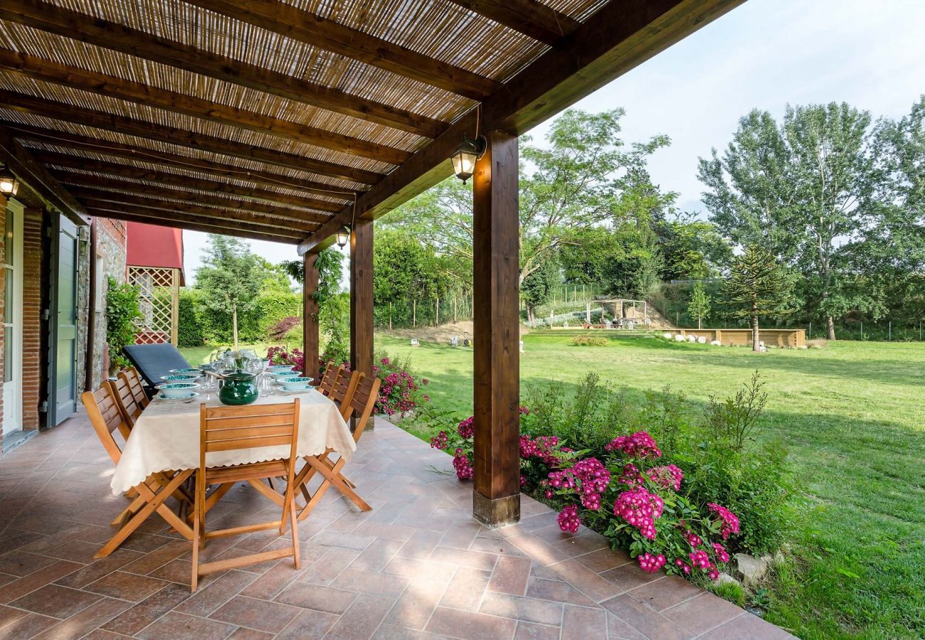 Villa a Monte San quirico - A Romantic Farmhouse with Pool in 10 mins walk away from the Walls of Lucca