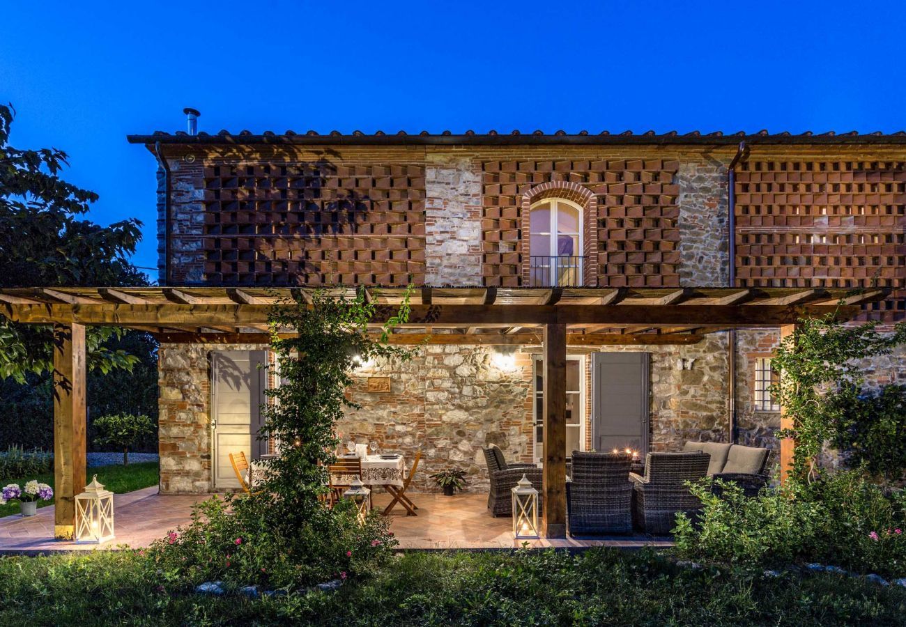 Villa a Monte San quirico - A Romantic Farmhouse with Pool in 10 mins walk away from the Walls of Lucca