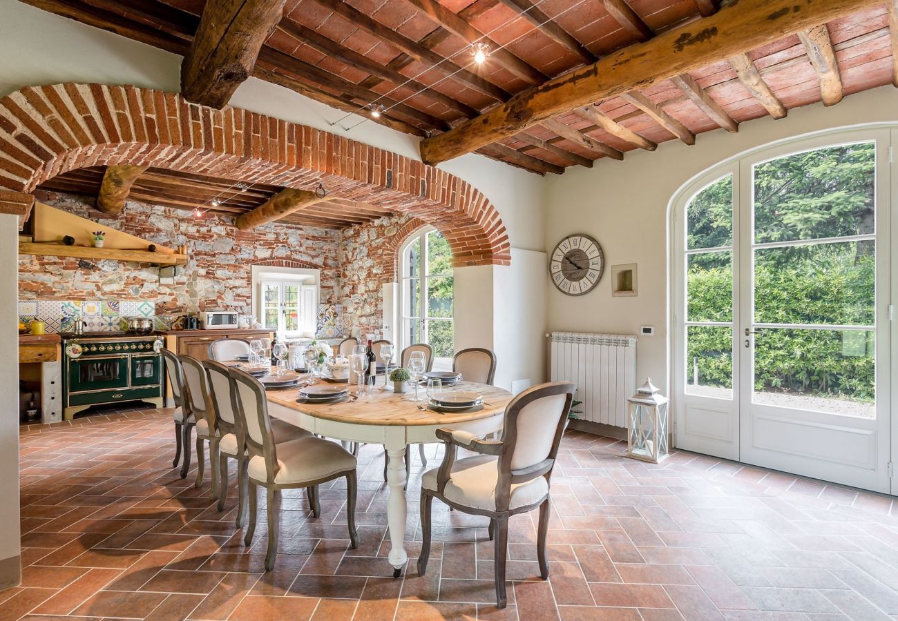 Villa a Monte San quirico - A Romantic Farmhouse with Pool in 10 mins walk away from the Walls of Lucca