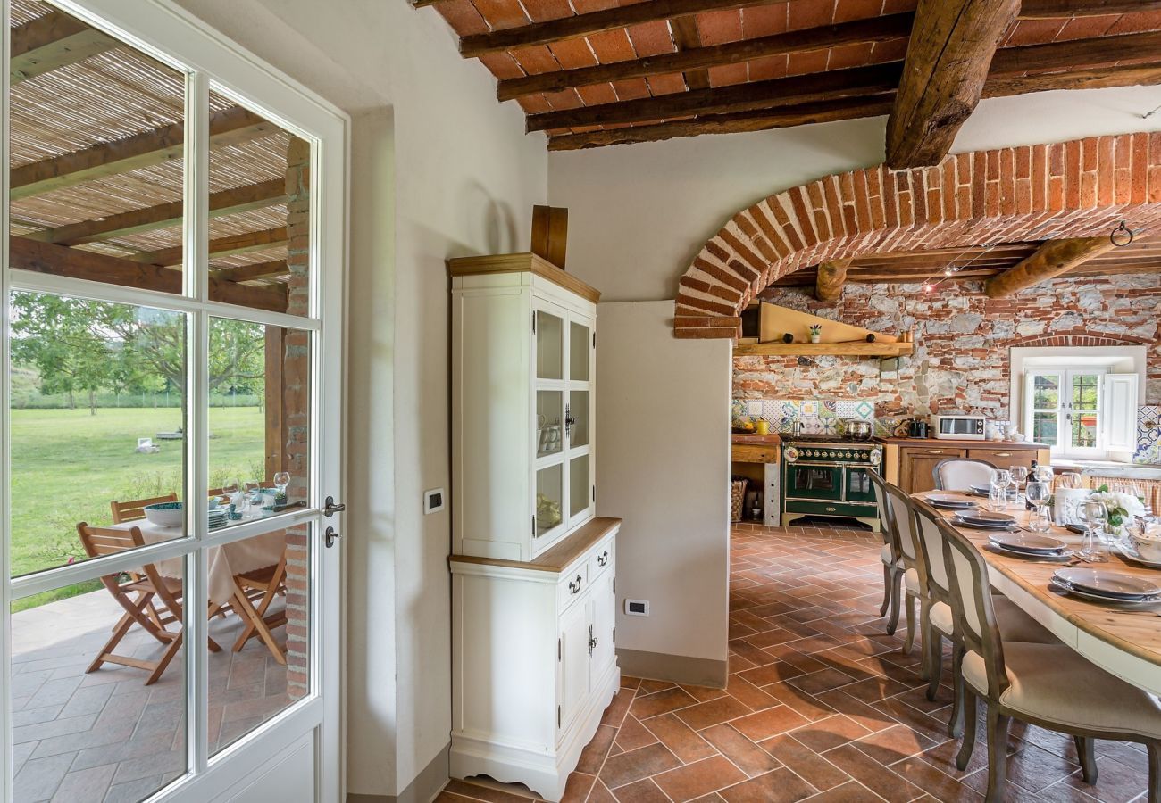 Villa a Monte San quirico - A Romantic Farmhouse with Pool in 10 mins walk away from the Walls of Lucca