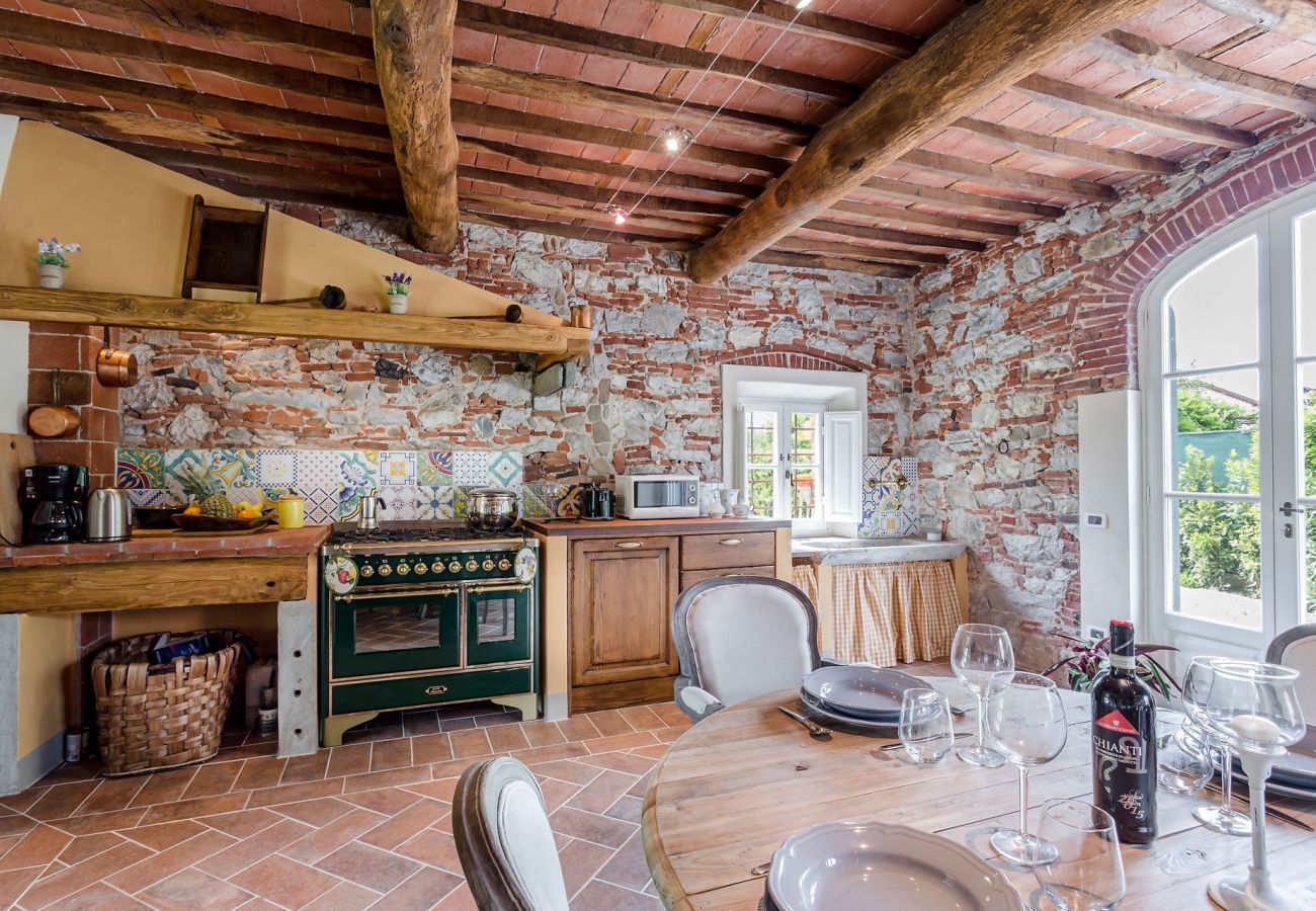 Villa a Monte San quirico - A Romantic Farmhouse with Pool in 10 mins walk away from the Walls of Lucca