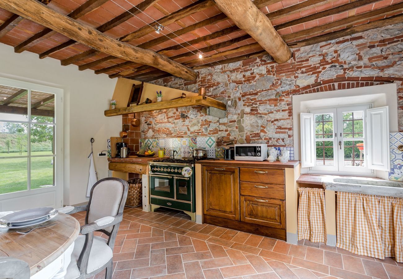 Villa a Monte San quirico - A Romantic Farmhouse with Pool in 10 mins walk away from the Walls of Lucca