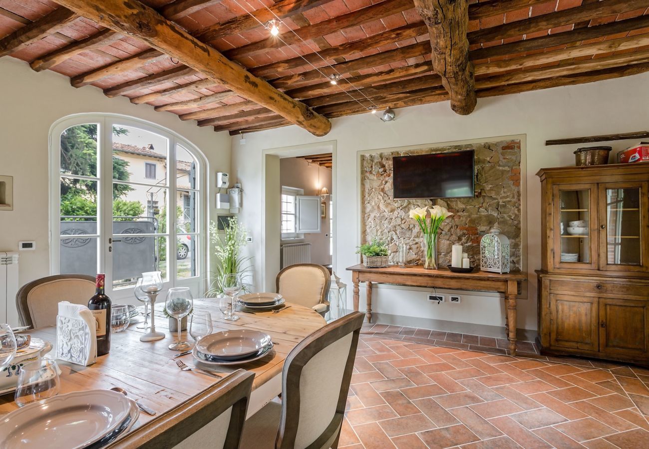 Villa a Monte San quirico - A Romantic Farmhouse with Pool in 10 mins walk away from the Walls of Lucca