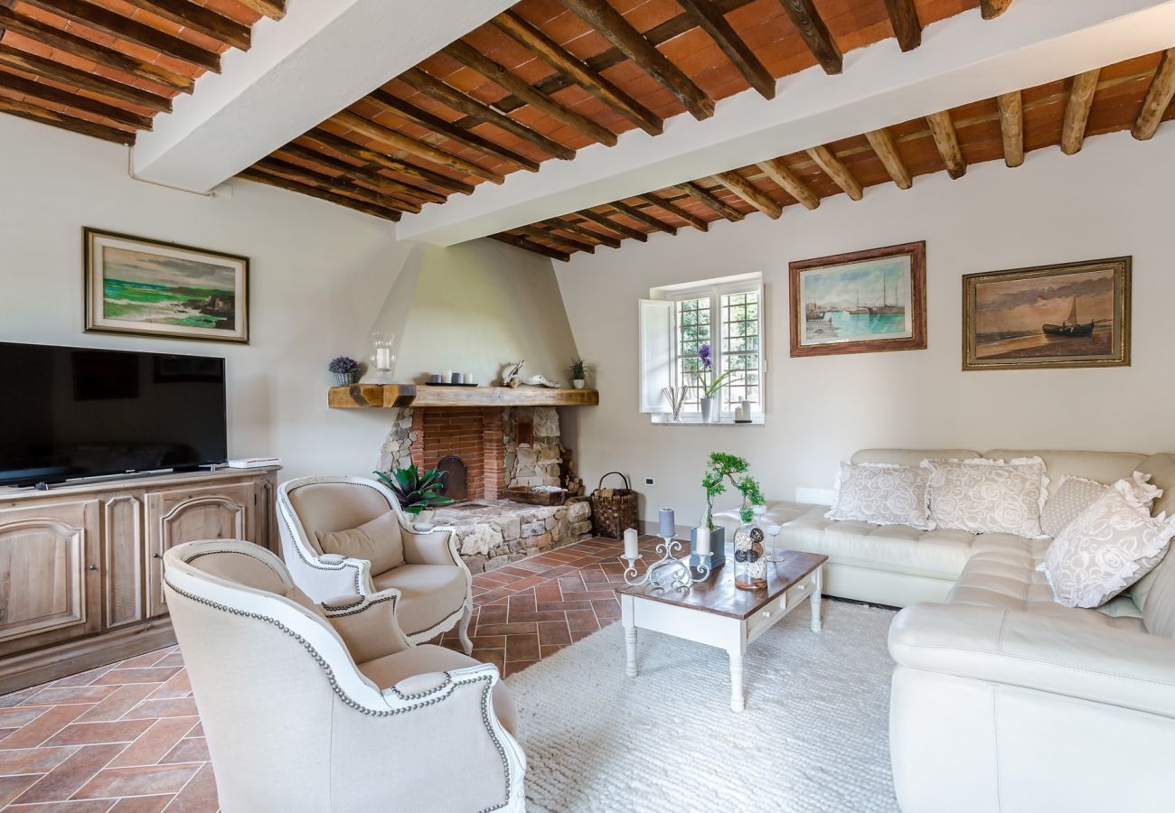 Villa a Monte San quirico - A Romantic Farmhouse with Pool in 10 mins walk away from the Walls of Lucca