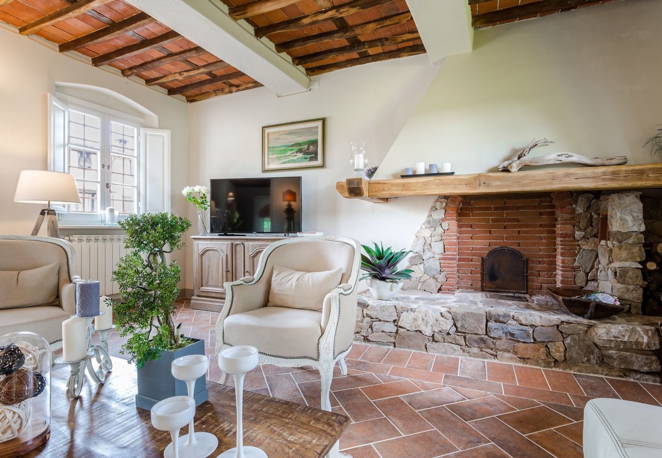 Villa a Monte San quirico - A Romantic Farmhouse with Pool in 10 mins walk away from the Walls of Lucca