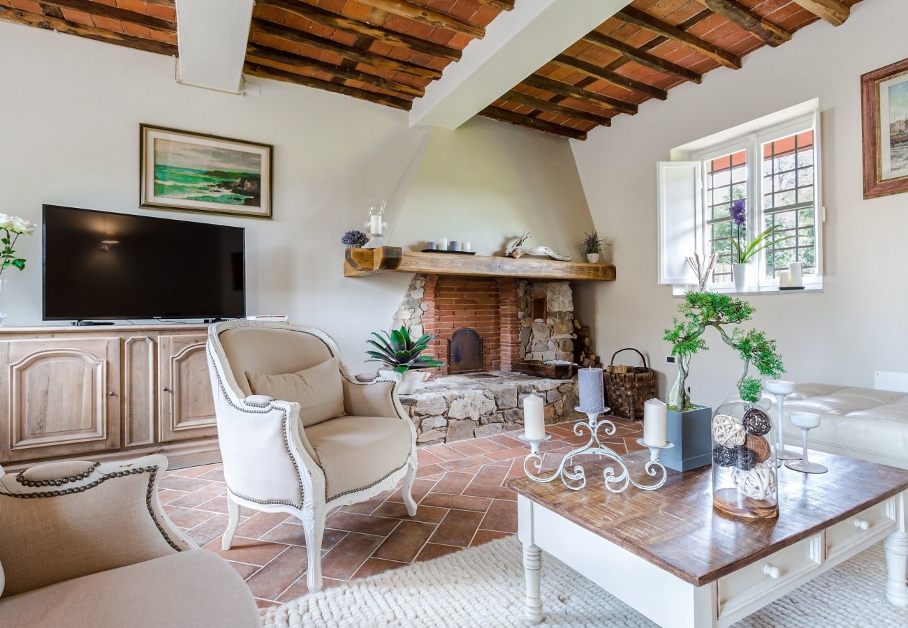 Villa a Monte San quirico - A Romantic Farmhouse with Pool in 10 mins walk away from the Walls of Lucca