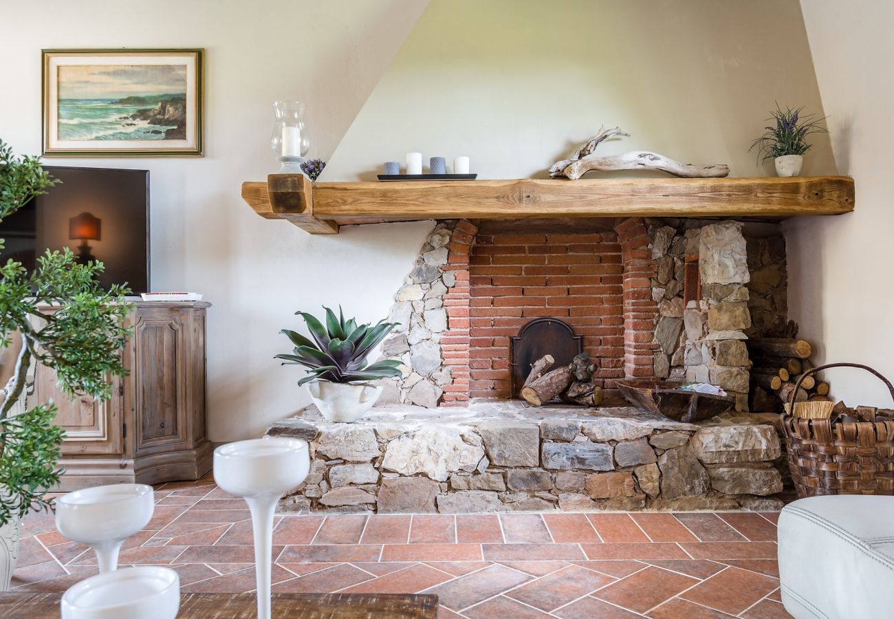 Villa a Monte San quirico - A Romantic Farmhouse with Pool in 10 mins walk away from the Walls of Lucca