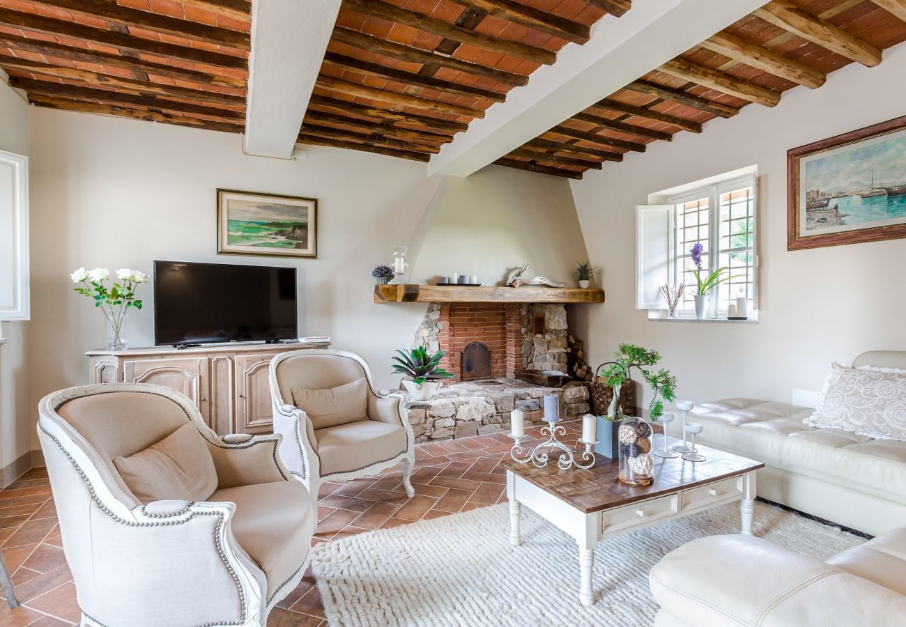 Villa a Monte San quirico - A Romantic Farmhouse with Pool in 10 mins walk away from the Walls of Lucca