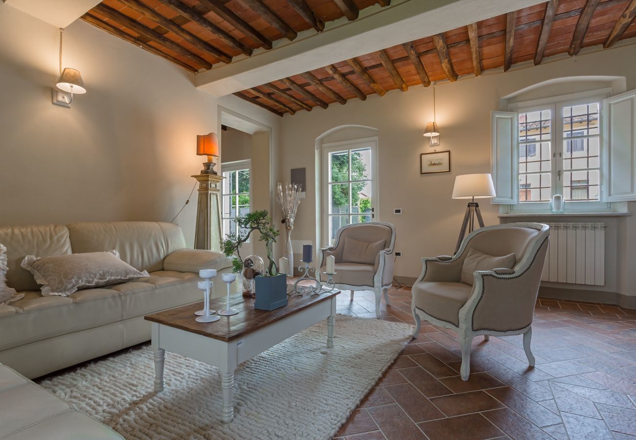 Villa a Monte San quirico - A Romantic Farmhouse with Pool in 10 mins walk away from the Walls of Lucca