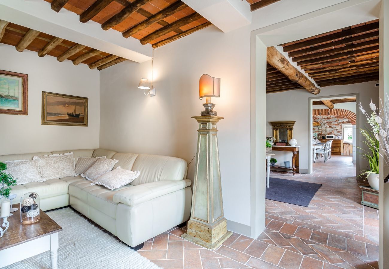 Villa a Monte San quirico - A Romantic Farmhouse with Pool in 10 mins walk away from the Walls of Lucca