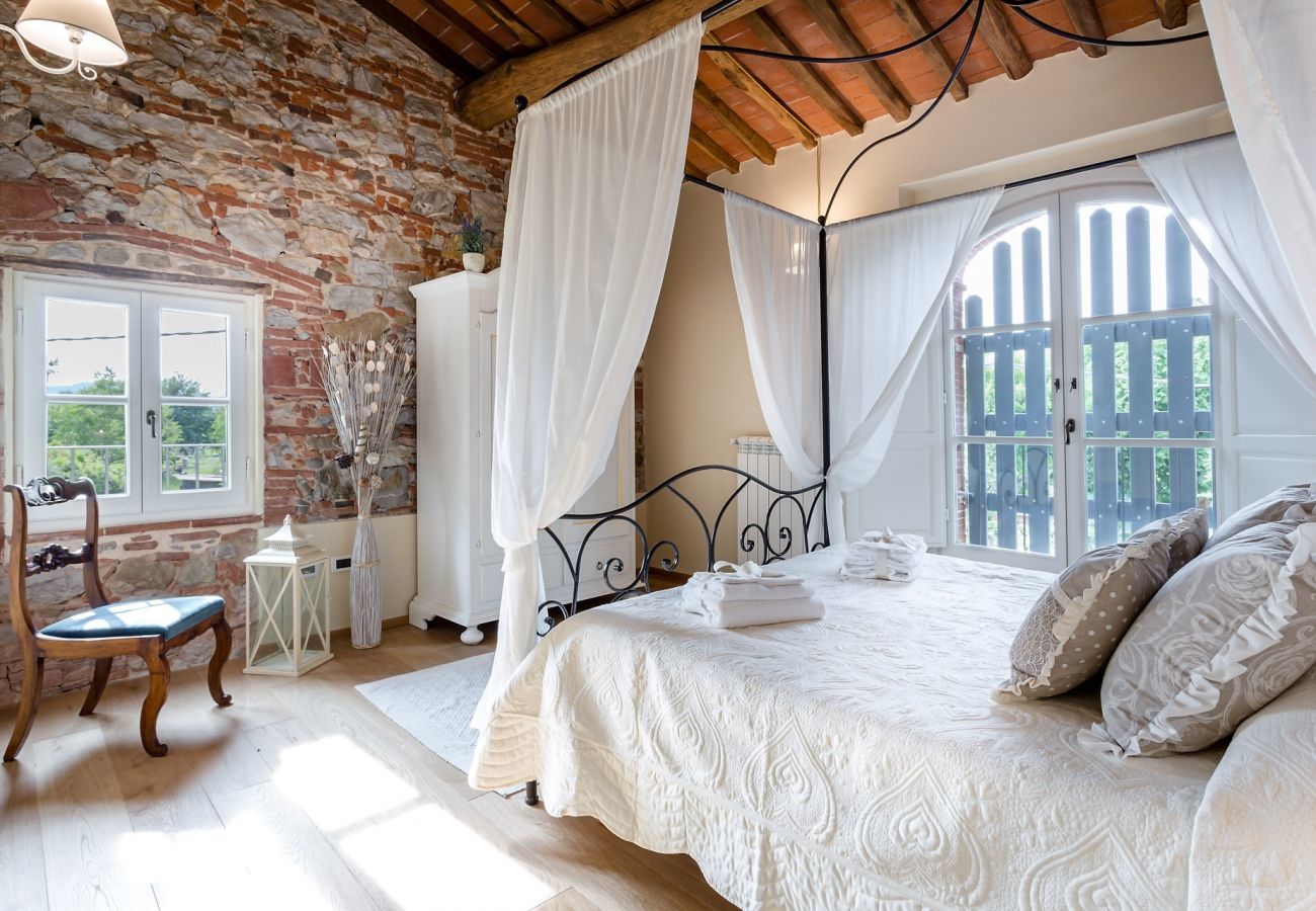 Villa a Monte San quirico - A Romantic Farmhouse with Pool in 10 mins walk away from the Walls of Lucca