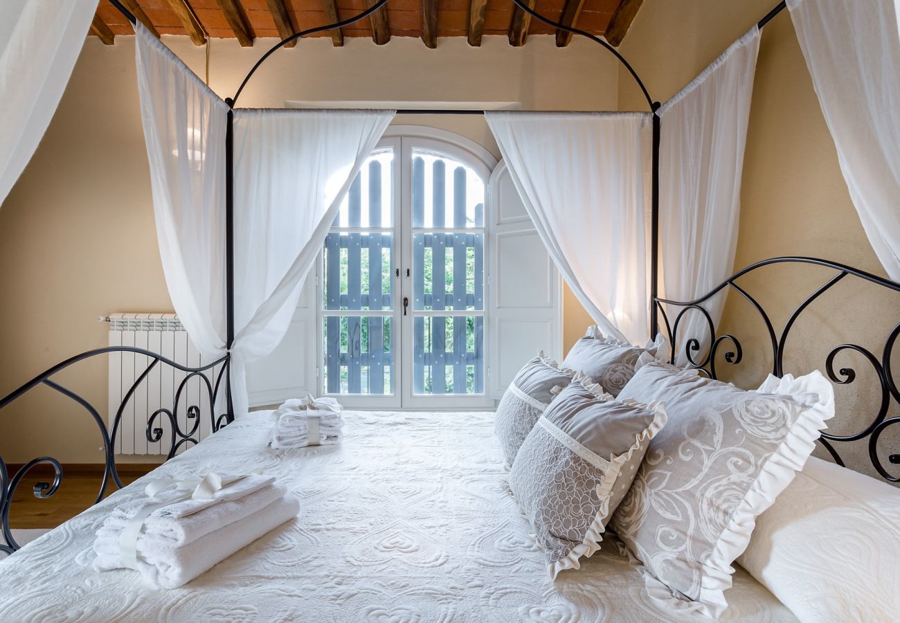 Villa a Monte San quirico - A Romantic Farmhouse with Pool in 10 mins walk away from the Walls of Lucca