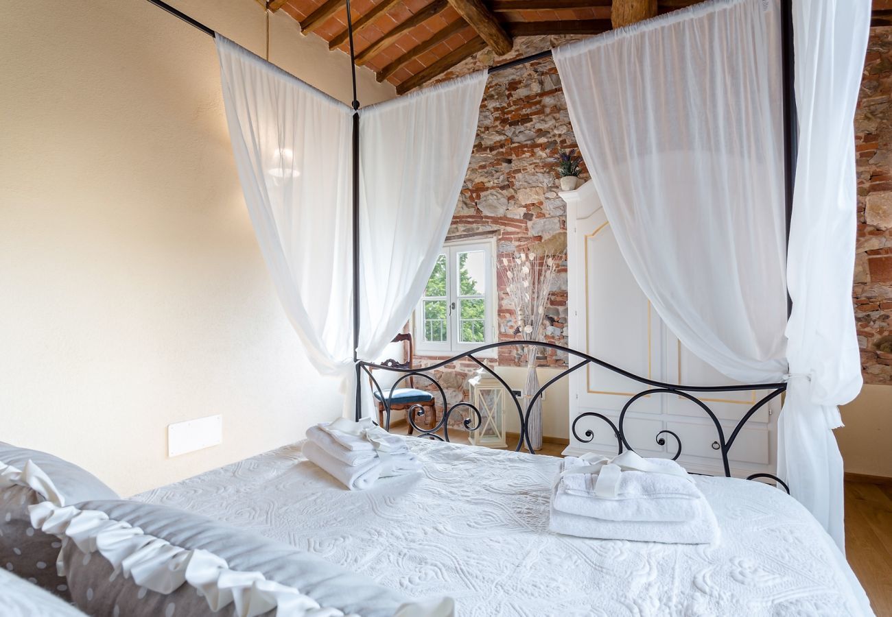 Villa a Monte San quirico - A Romantic Farmhouse with Pool in 10 mins walk away from the Walls of Lucca