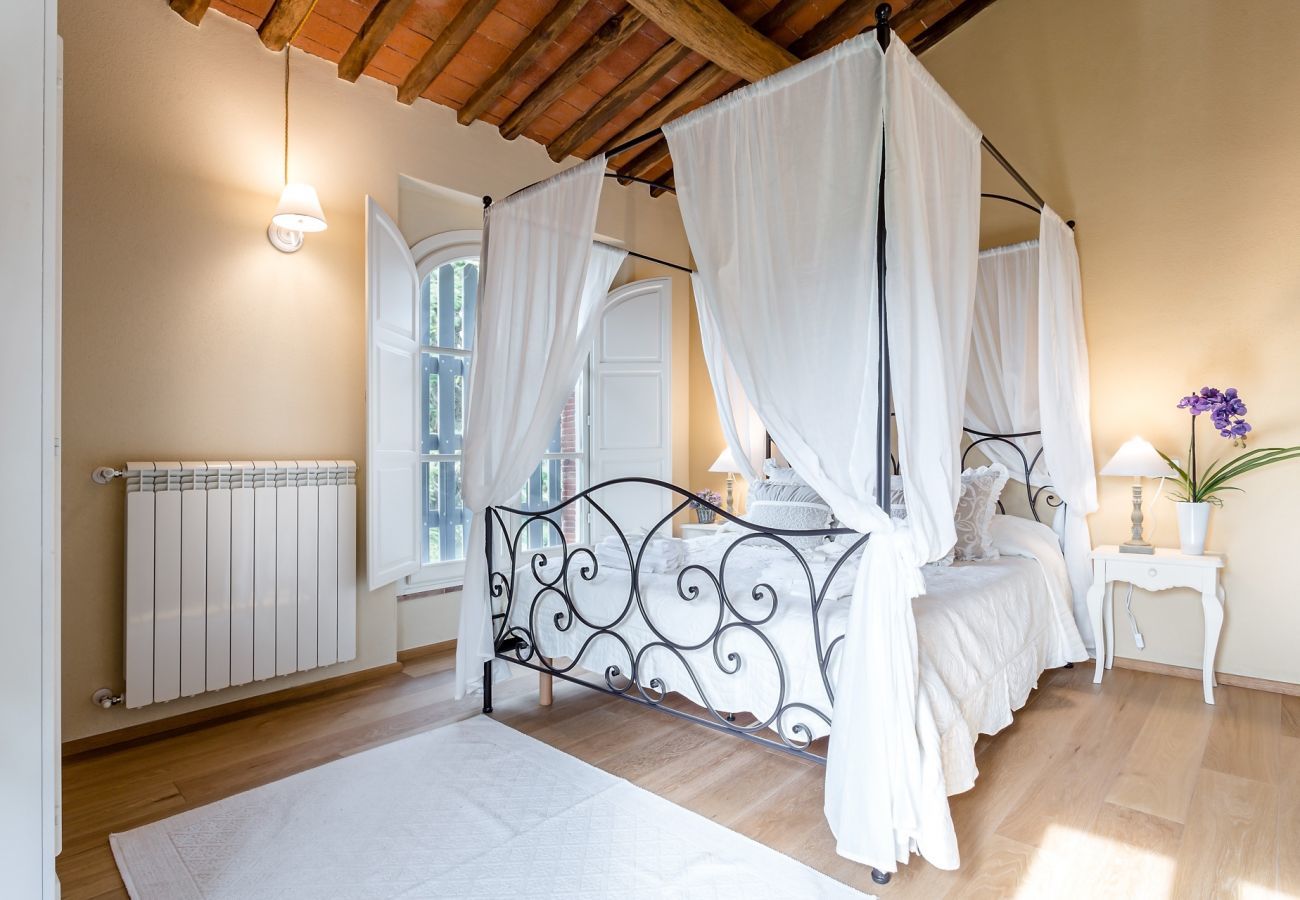 Villa a Monte San quirico - A Romantic Farmhouse with Pool in 10 mins walk away from the Walls of Lucca